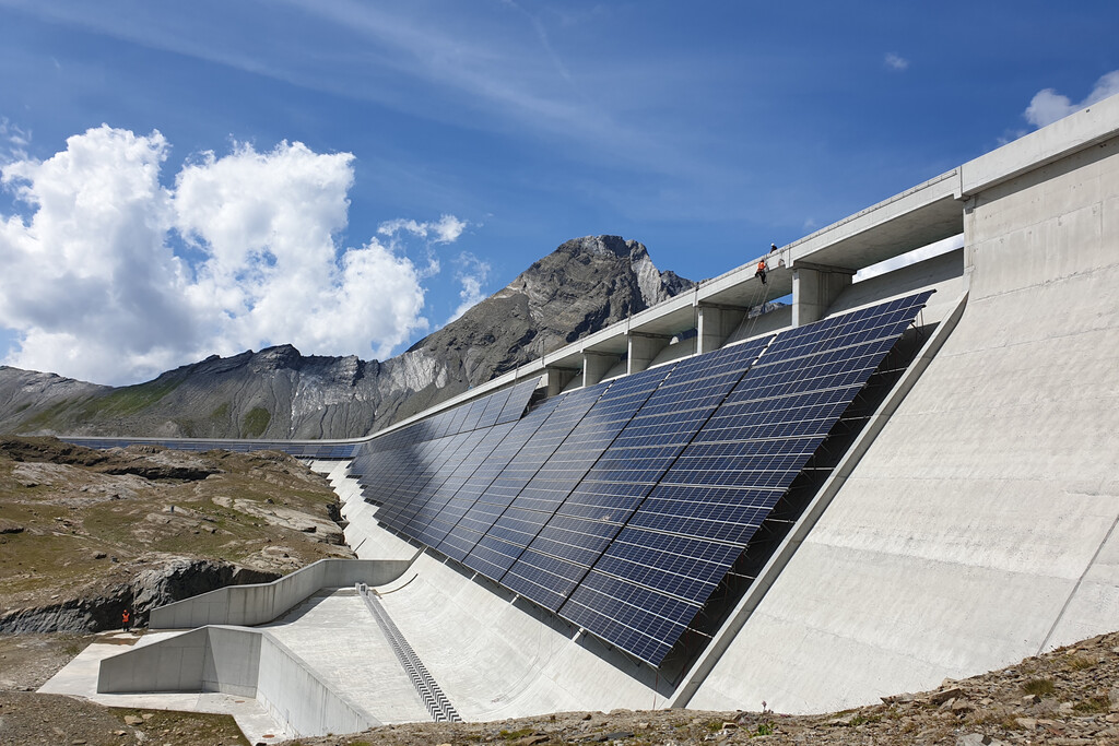 Granja Solar AlpinSolar en los Alpes Suizos: Un Éxito Inesperado a Gran Altitud