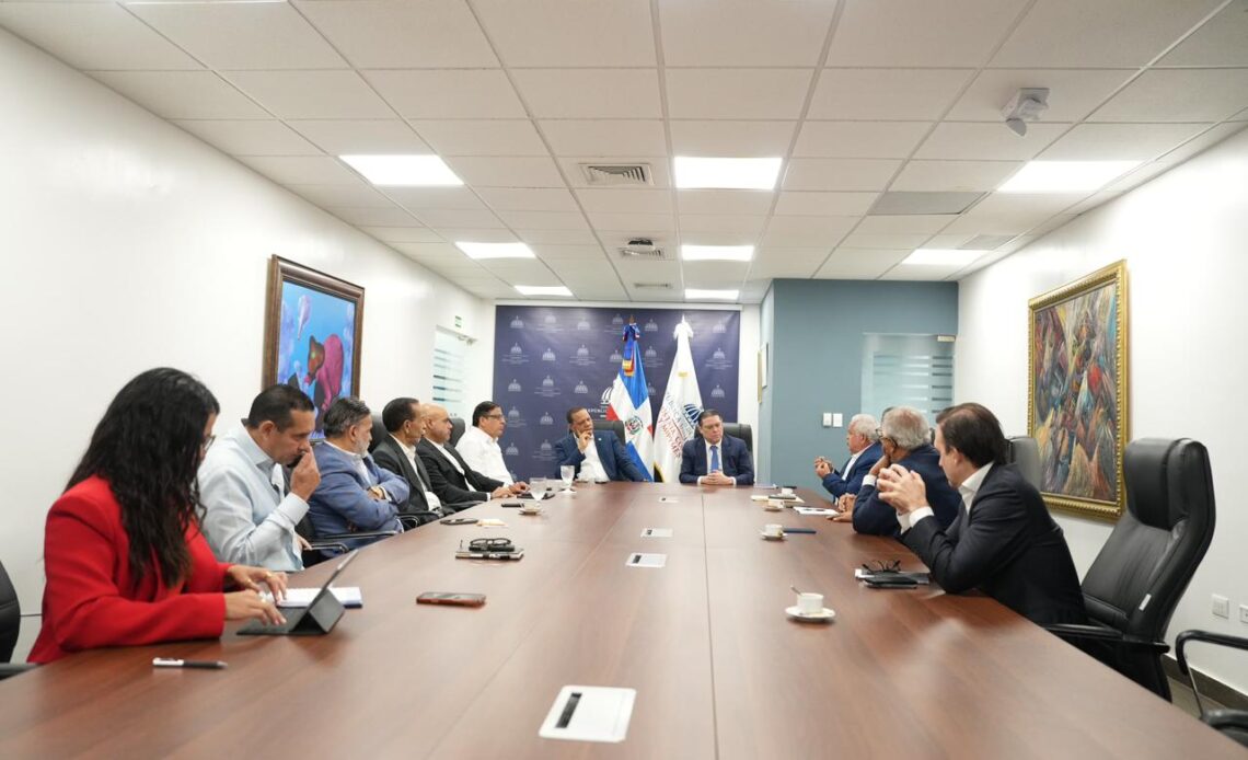 MICM Inicia Diálogo con Adanegas para Resolver Disputa por Comisiones en Pagos con Tarjetas