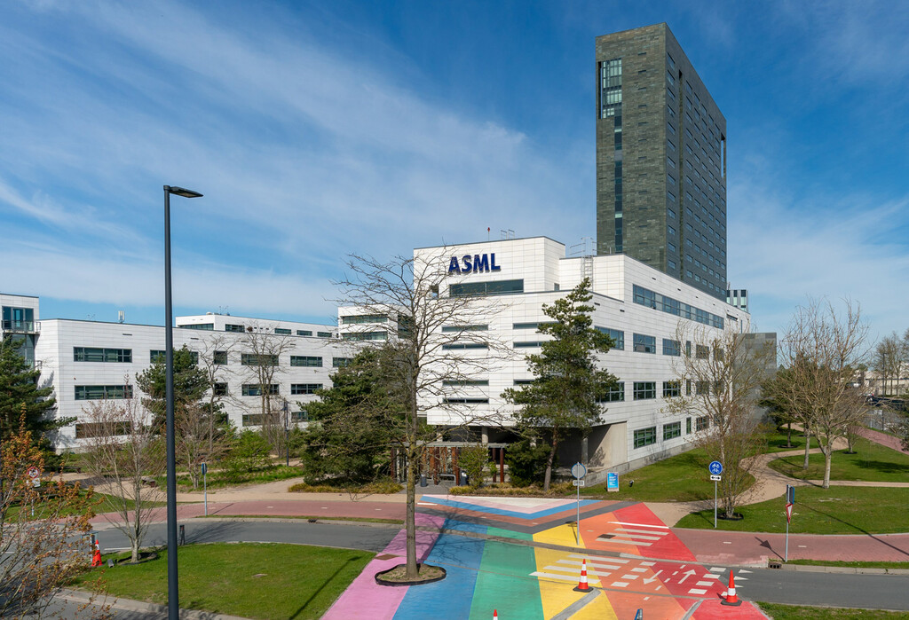 ASML experimenta caída bursátil ante el avance chino en la fabricación de equipos de litografía