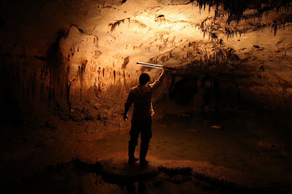 Descubren en Cova Dones, Valencia, el mayor conjunto de inscripciones latinas en una cueva-santuario romana del Imperio