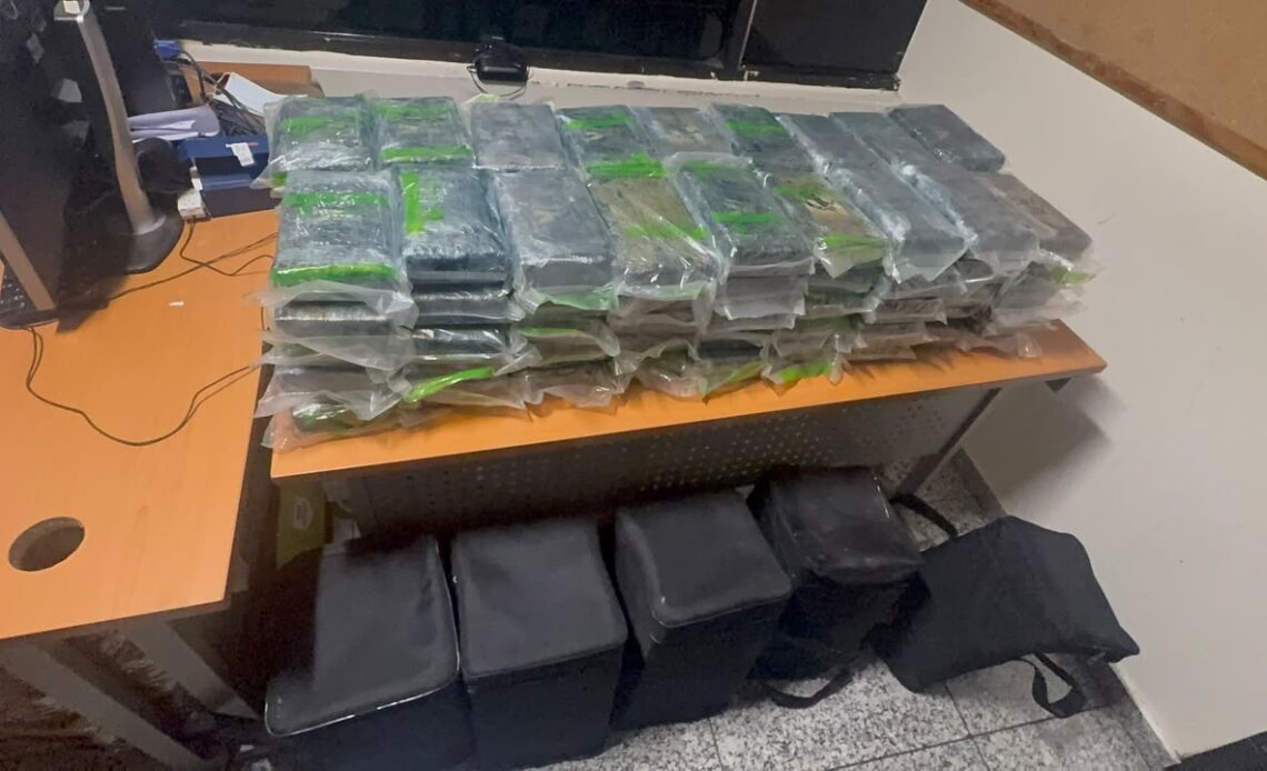 Detenidos dos Empleados del AILA por Conexión con Hallazgo de 90 Paquetes de Cocaína