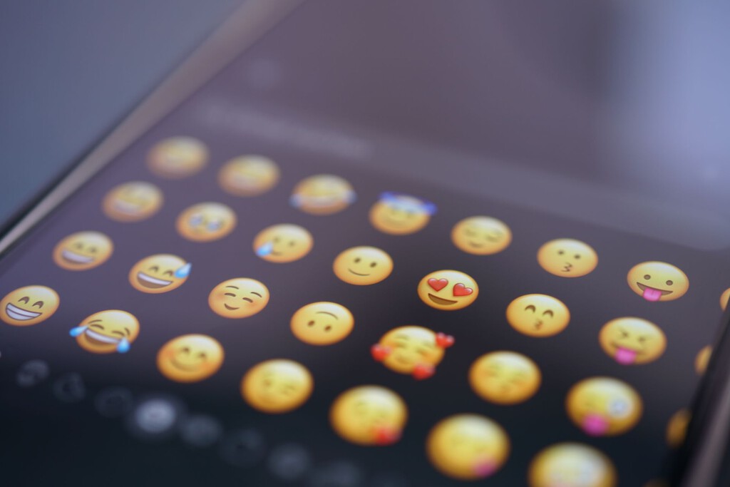 El uso de emojis: ¿Inmadurez o necesidad comunicativa en la era digital?
