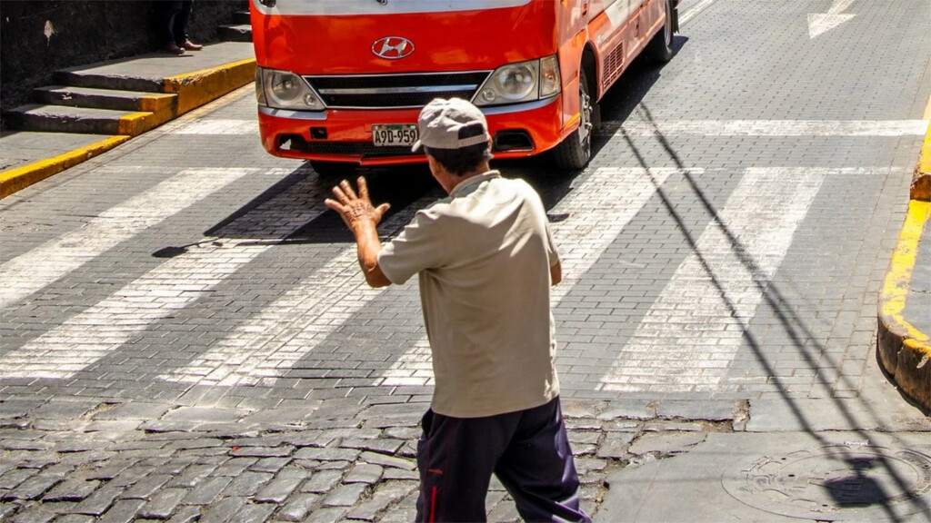 El gesto de agradecer al conductor al cruzar la calle: una mirada psicológica a su significado