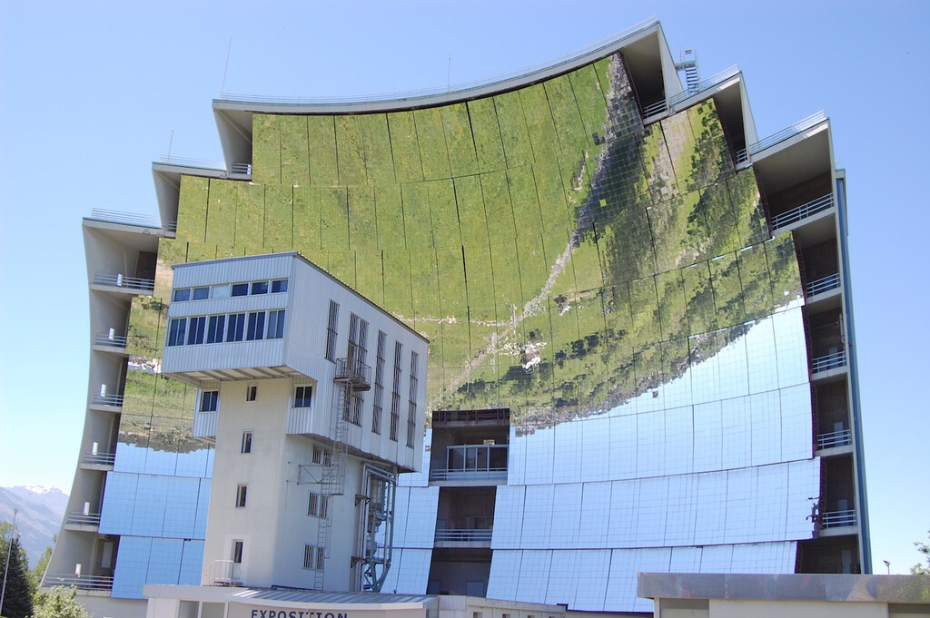 El Horno Solar de Odeillo: La Instalación Más Potente del Mundo en los Pirineos, Capaz de Alcanzar 3.500 °C
