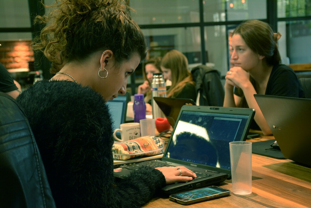 La Generación Z y la Transformación del Mercado Laboral: Búsqueda de Desarrollo Profesional y Adaptación Constante