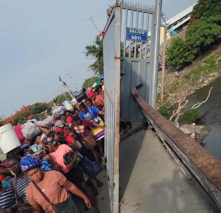 Derrumbe de Puerta Metálica Aumenta Alarma por el Deterioro del Puente sobre el Río Masacre