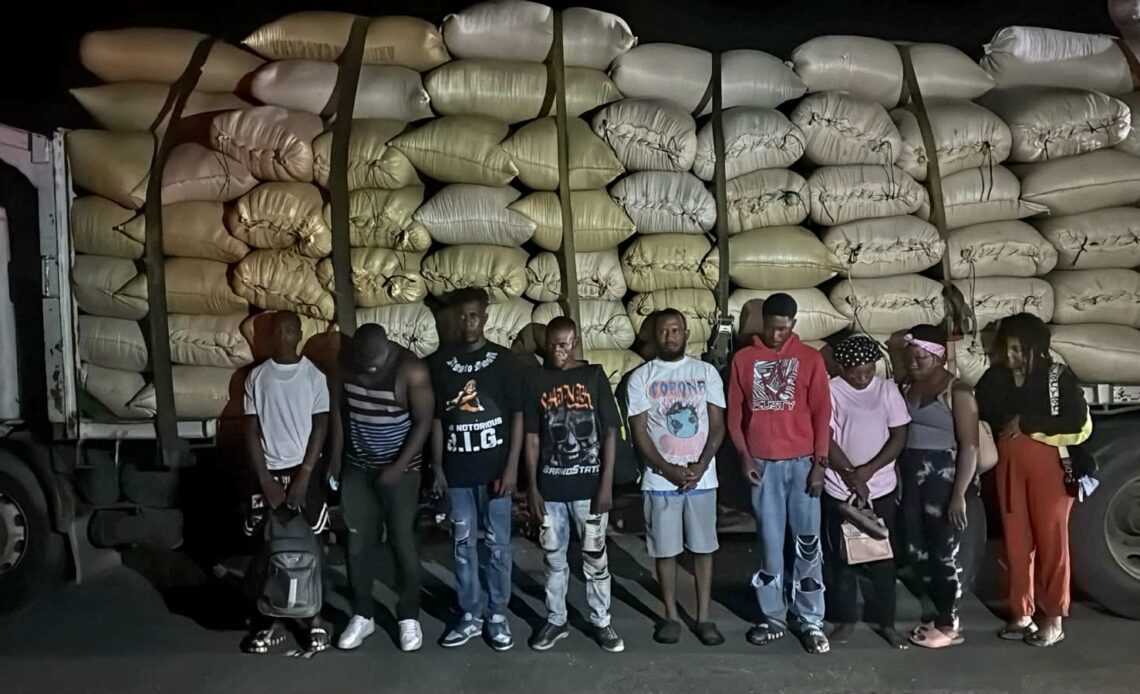 Ejército Dominicano Detiene a Diez Migrantes Haitianos Indocumentados Escondidos en Carga de Arroz en Montecristi