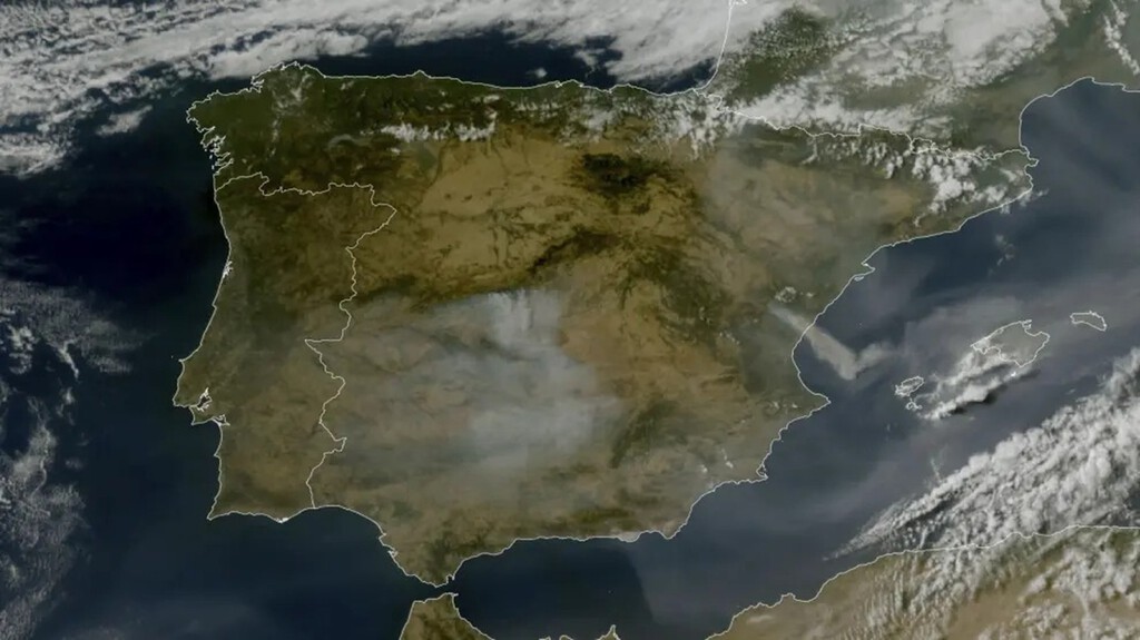 El humo de los incendios centrales de la Península Ibérica se extiende por gran parte de España