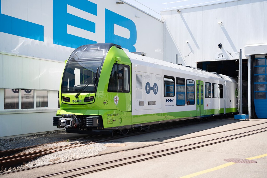 Stadler y ARST Presentan el Primer Tren de Hidrógeno para Vías de Ancho Estrecho