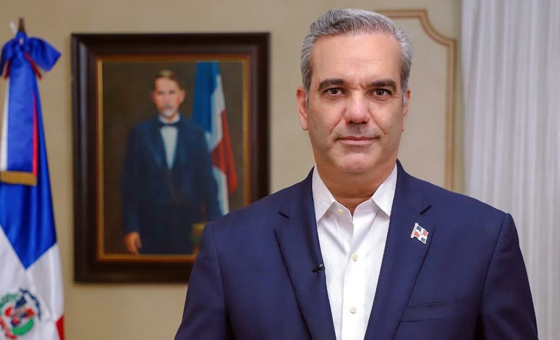 Presidente Abinader Impulsa Oportunidades Educativas en Samaná con Becas y Nuevas Infraestructuras