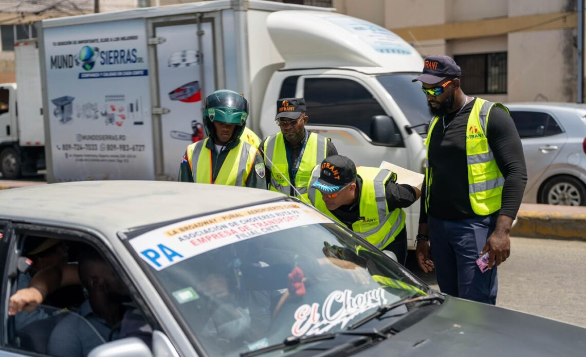 INTRANT Fiscaliza Aumentos Ilegales de Pasaje en Santiago y Retiene Vehículos