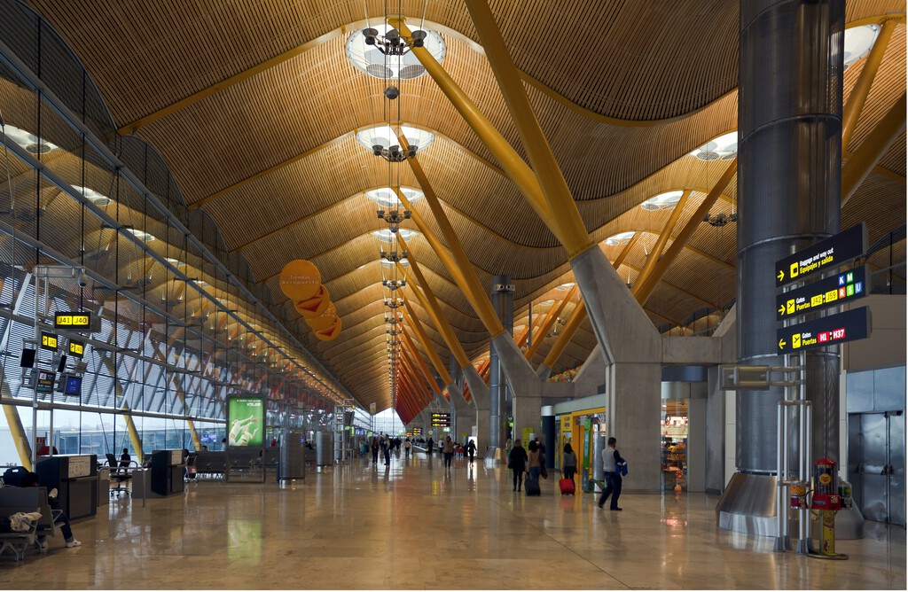 Aena implementará restricciones en Barajas y El Prat para gestionar el aumento del tráfico de pasajeros
