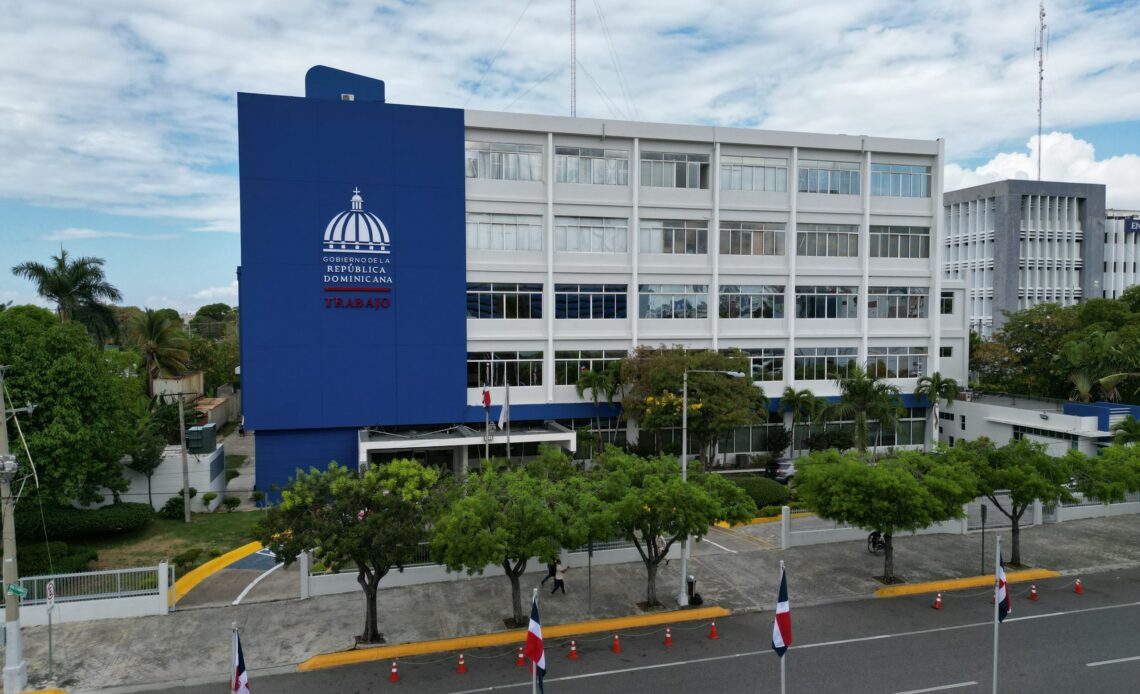 Ministerio de Trabajo Facilita Diálogo entre Clínicas y ARS para Resolver Disputa de Servicios Médicos