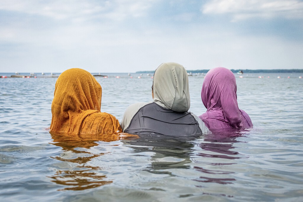 Controversia en Piscinas de Burgos por el Uso del Burkini: Un Vacío Legal y Diferentes Interpretaciones Municipales
