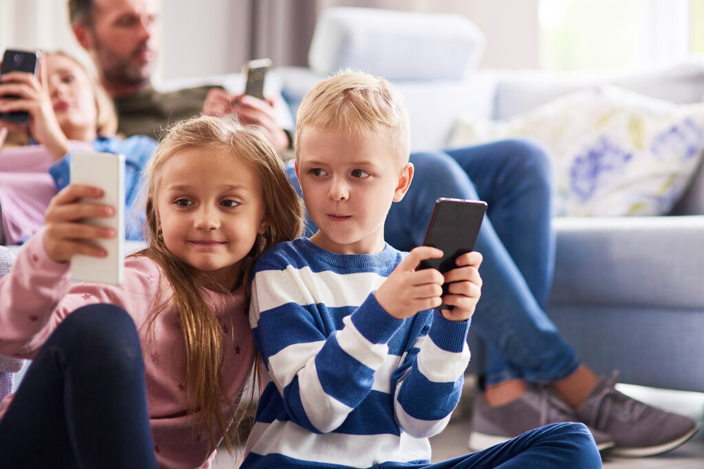 Impacto del uso de teléfonos móviles en la capacidad lectora de niños de primaria: un análisis