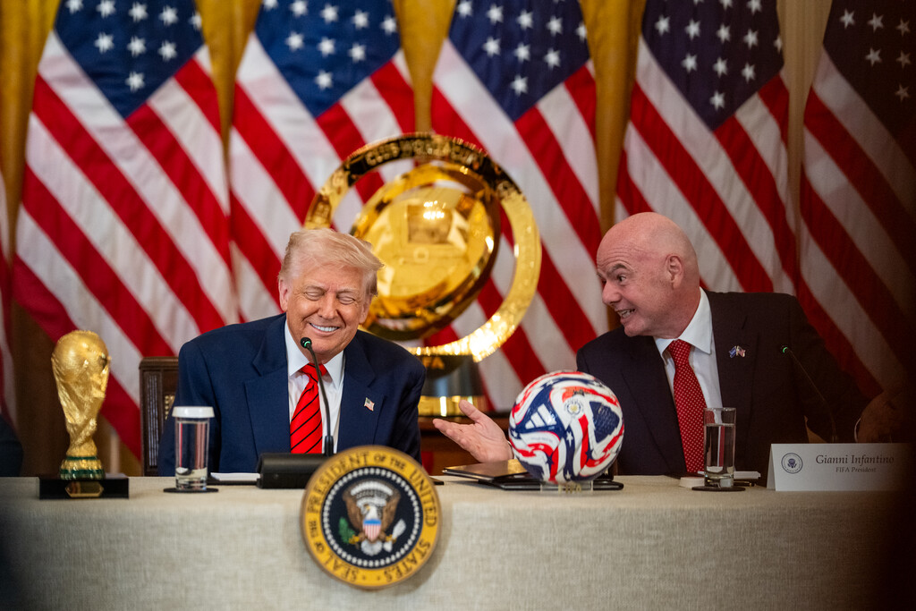La FIFA Anula Tarjeta Roja a Jugador Estadounidense Tras Supuesta Presión de la Casa Blanca, Generando Críticas
