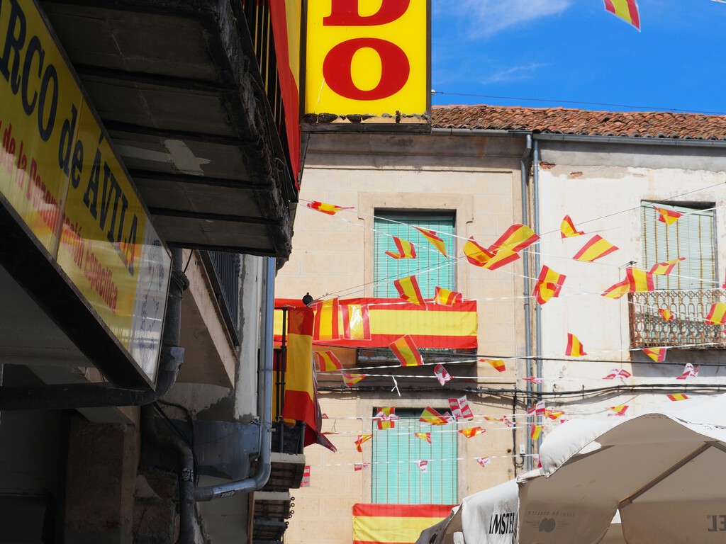 Banderas en los Balcones por Eventos Deportivos: ¿Es Legal Colgarlas y Hay Riesgo de Multas?