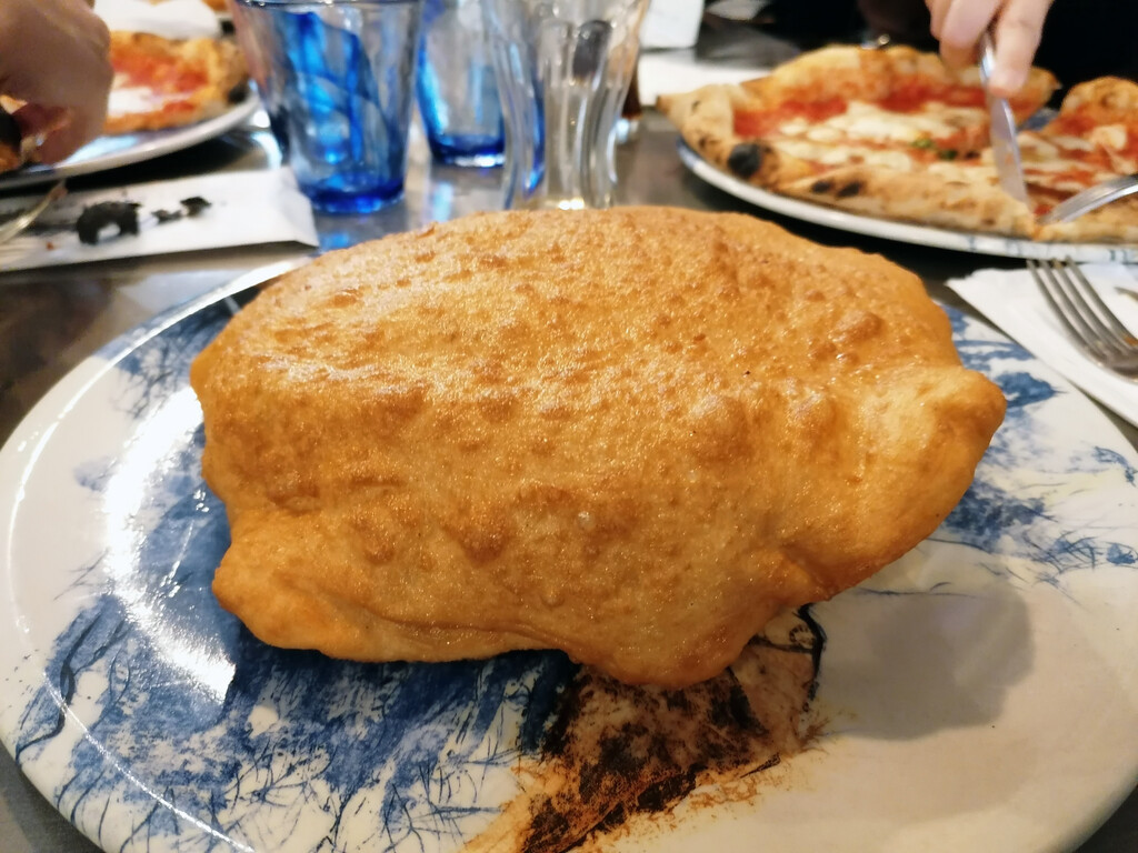 La Pizza Frita: Un Símbolo Histórico de Resistencia y Reconstrucción en la Nápoles de Posguerra
