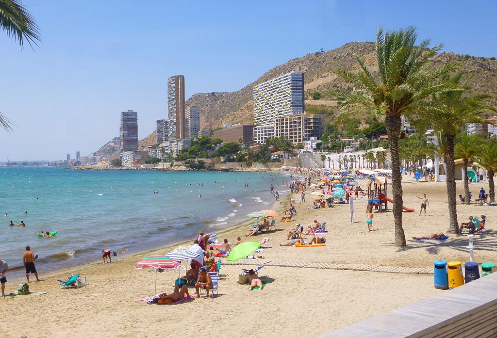 Alicante cierra playas y parques por alerta roja ante ola de calor y riesgo de reventones térmicos