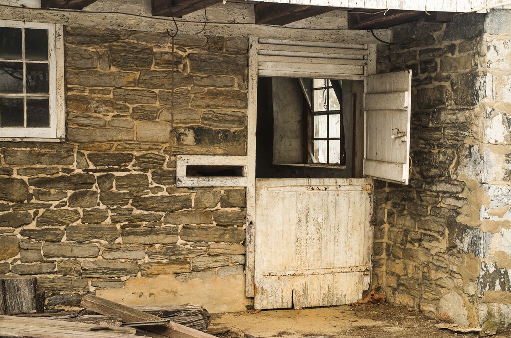 La sabiduría ancestral de las puertas partidas: Una solución de confort térmico redescubierta