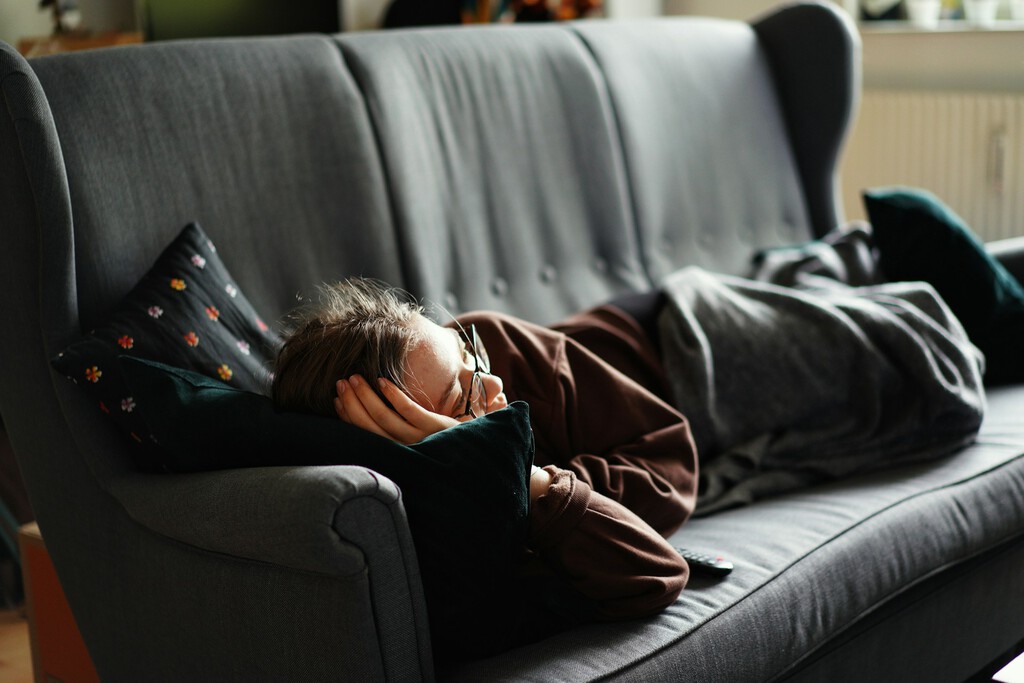 Investigación Revela el Papel Crucial de la Siesta en la Consolidación de la Memoria y la Salud Cerebral
