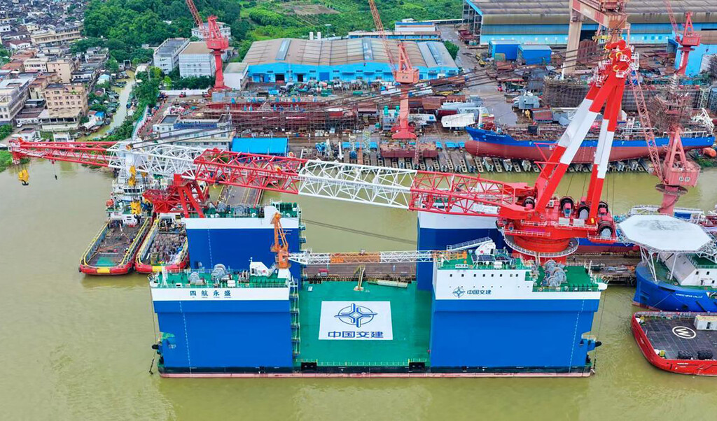 China presenta un buque grúa semisumergible innovador para operaciones marítimas complejas