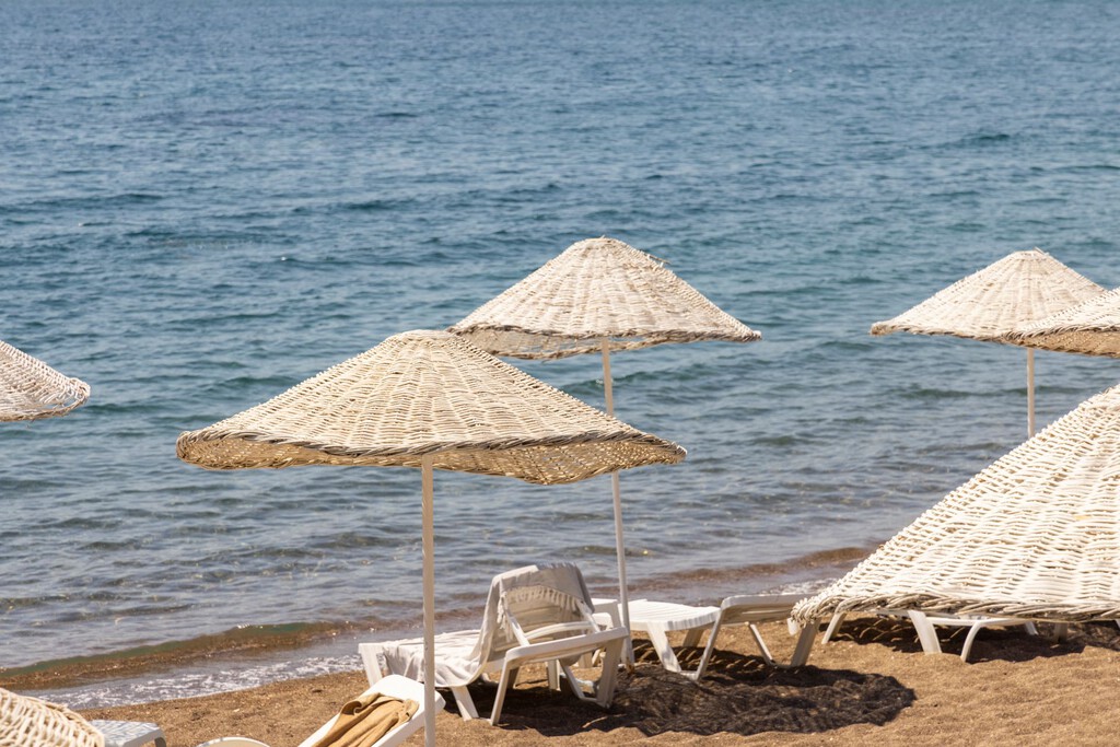 Por qué la sombrilla de playa no te protege completamente del sol: el efecto rebote de la arena