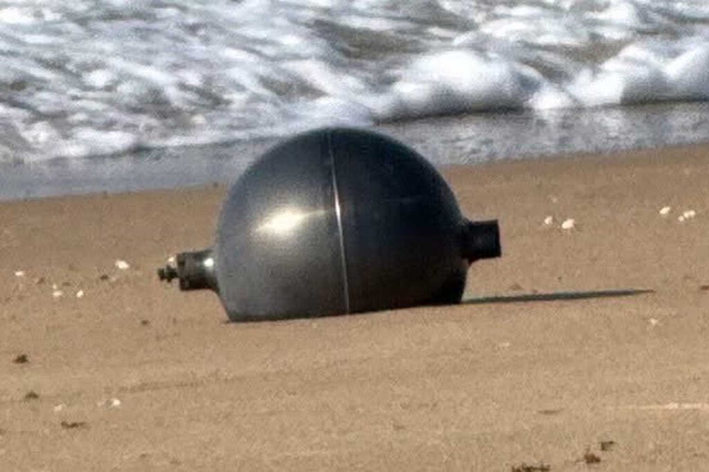 Misteriosas Esferas Metálicas Aparecen en una Playa Australiana, Apuntando a un Origen Espacial