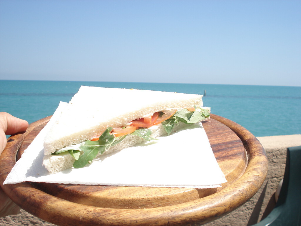 El dilema de los bocadillos en las playas privadas italianas: Un debate sobre derechos y costes