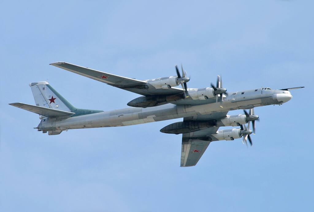 Ucrania Confirma la Destrucción de un Bombardero Estratégico Ruso Tu-95 Mediante Imágenes Satelitales