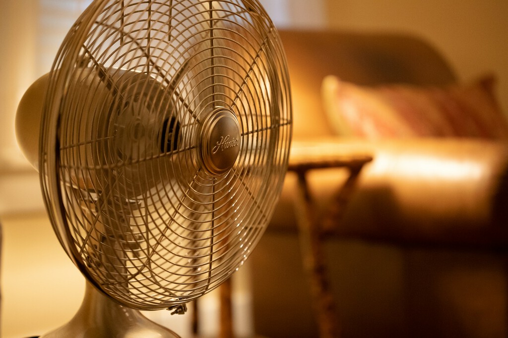 Estrategia de Ventilación Cruzada con Dos Ventiladores: Eficacia y Limitaciones para Enfriar el Hogar