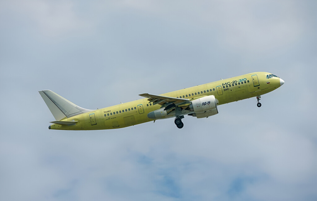 El avión de pasajeros ruso MC-21-310, con componentes nacionales, realiza su primer vuelo de serie