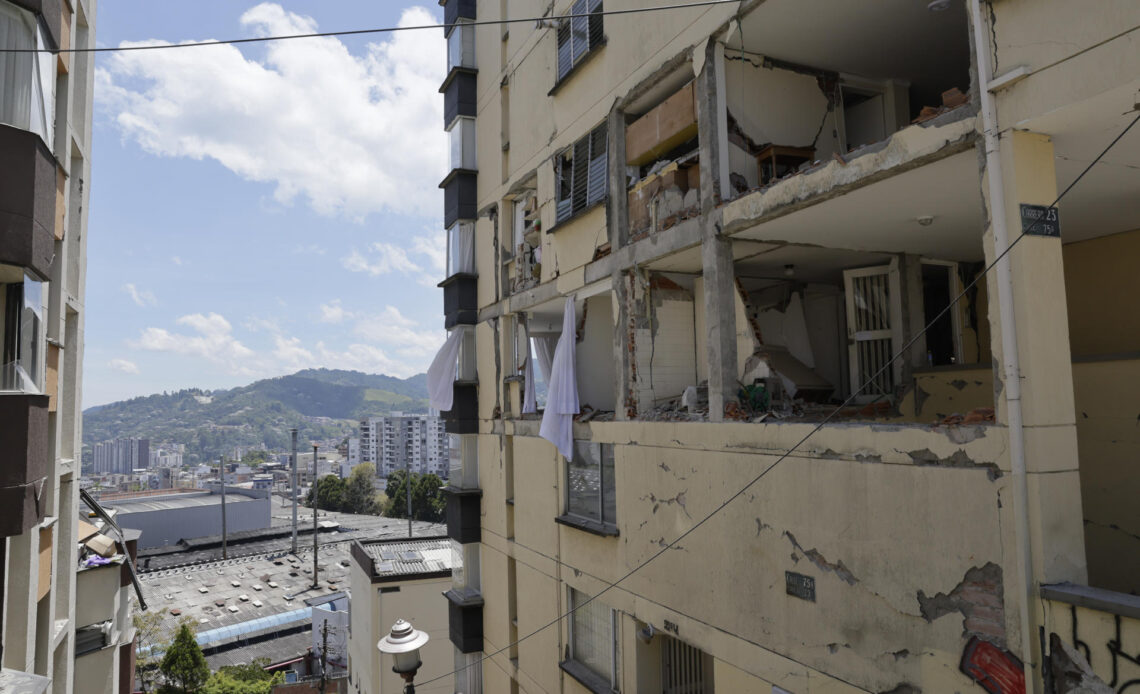 Colombia: Aumenta a 273 el número de fallecidos por terremoto y surgen controversias sobre la ayuda