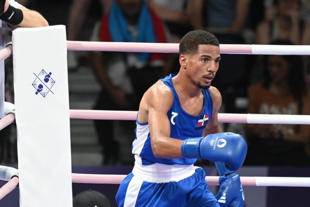 El medallista olímpico Junior Alcántara debuta en casa ante el público dominicano