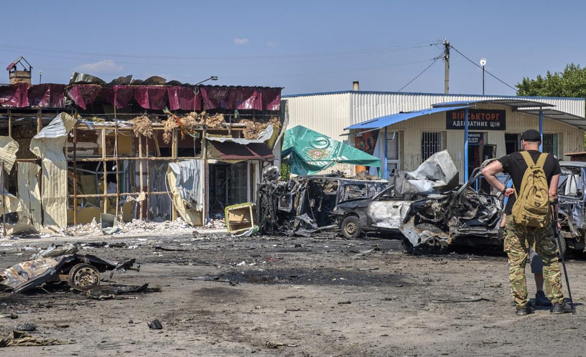 Ataque de Dron Ruso en Jersón Deja Cuatro Muertos y Cinco Heridos en un Minibús