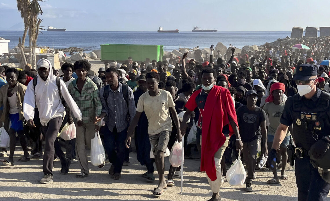 Casi 1.700 Migrantes Dejan Playa de Ceuta Bajo Custodia Policial