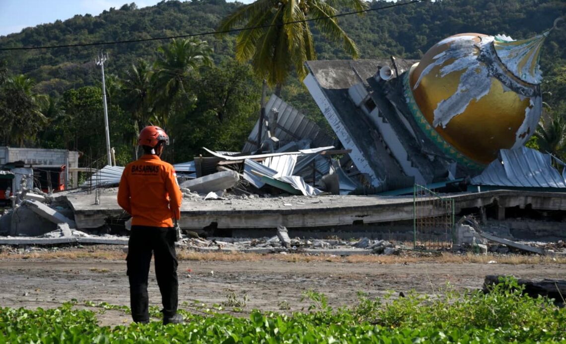 Terremoto en Flores, Indonesia: Cifra de Muertos Asciende a 100 y Miles de Desplazados