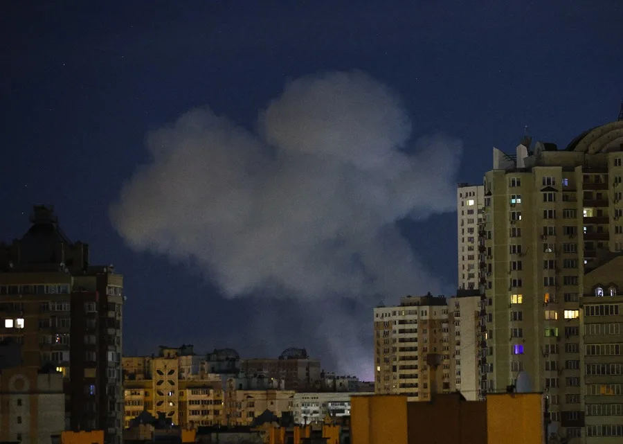 Ataque Ruso en Kiev Deja Nueve Fallecidos y Treinta Heridos, Incluyendo Cuatro Menores