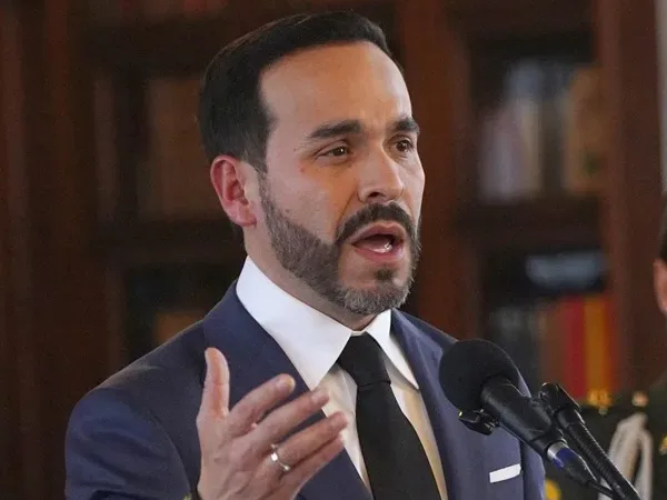De la Espriella Presenta Libro con Denuncias de Presunta Corrupción en la Administración Petro
