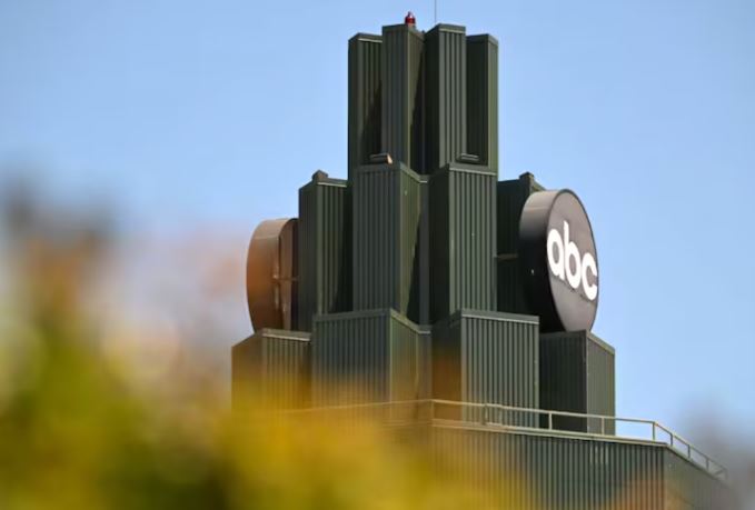 ABC Demanda a la FCC por Alegadas Represalias Relacionadas con su Programación