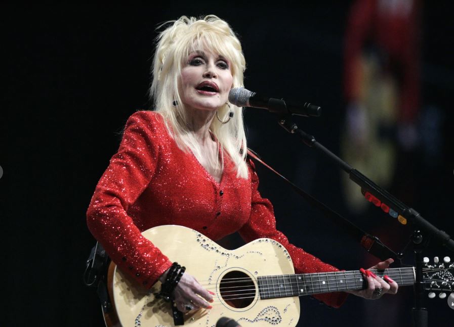 Propuesta para Renombrar el Aeropuerto de Nashville en Honor a Dolly Parton Gana Impulso
