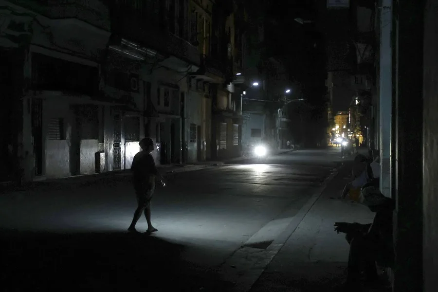 Cuba Restablece Parcialmente su Servicio Eléctrico Tras Doble Apagón Nacional en Menos de 24 Horas