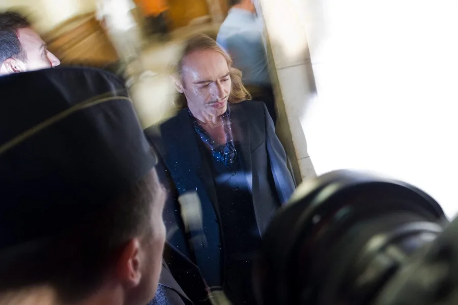 John Galliano Cancela su Participación en la Met Gala Tras Controversia por Declaraciones Antisemitas