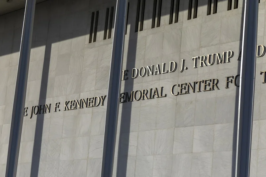 Junta del Centro Kennedy Vuelve a Votar a Favor de Incluir el Nombre de Donald Trump en su Fachada