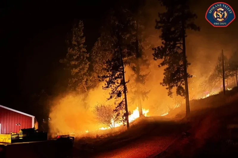 Incendios Forestales Devastan Spokane: Más de 700 Edificaciones Destruidas y Miles de Evacuados