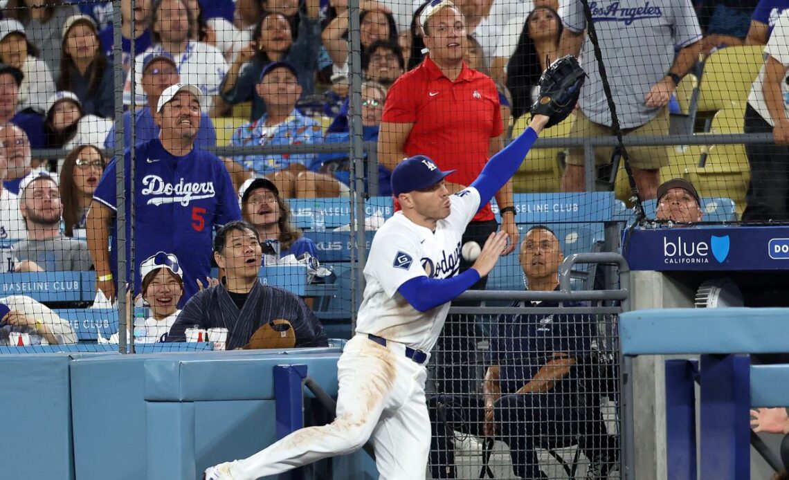 Freeman se retira del partido tras una aparatosa caída en el dugout contrario