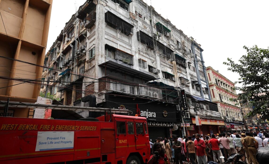 Nueve Fallecidos y Varios Heridos por Incendio en Hotel de Calcuta, India