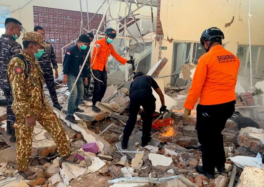 Indonesia: Sube a 38 el número de víctimas mortales tras un terremoto de magnitud 7.7