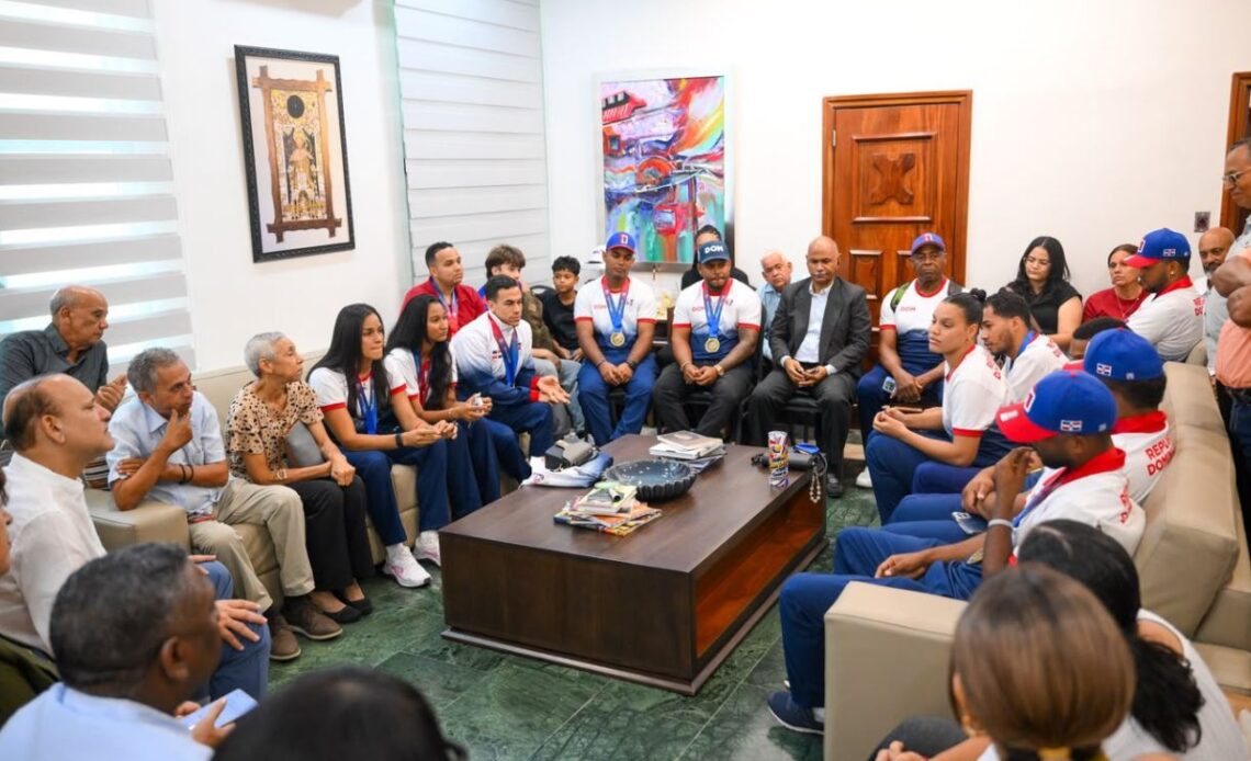 Alcaldía de Santiago premia a medallistas de los Juegos Centroamericanos y del Caribe