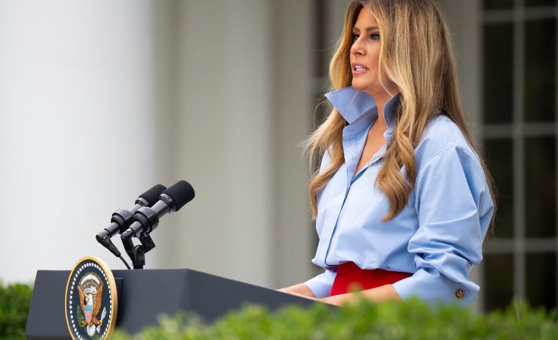 Melania Trump Vuelve a la Casa Blanca y Bromea Sobre su Ausencia